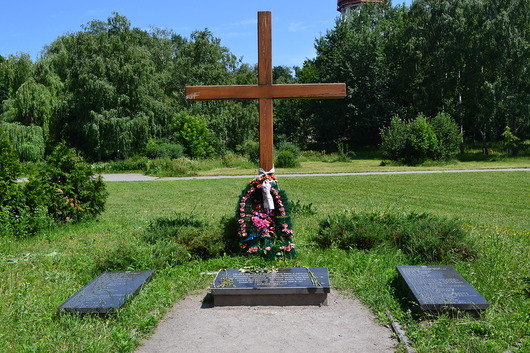 Пам'ятний хрест жертвам ОУН(м) у Бабиному Яру